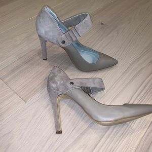 Pointy greige suede and leather Calvin Klein pumps